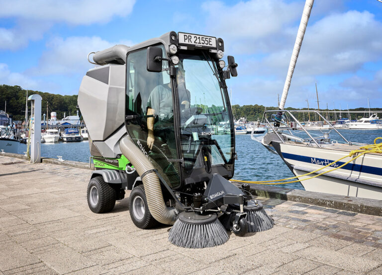 EGHOLM Park Ranger 2155e elektromos ko mpakt seprőgép